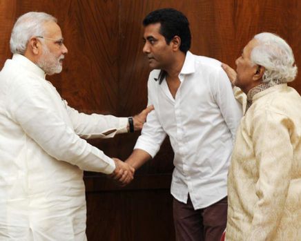 Rabbani Mustafa Khan and Ustad Ghulam Mustafa Khan with Indian Prime Minister Narendra Modi