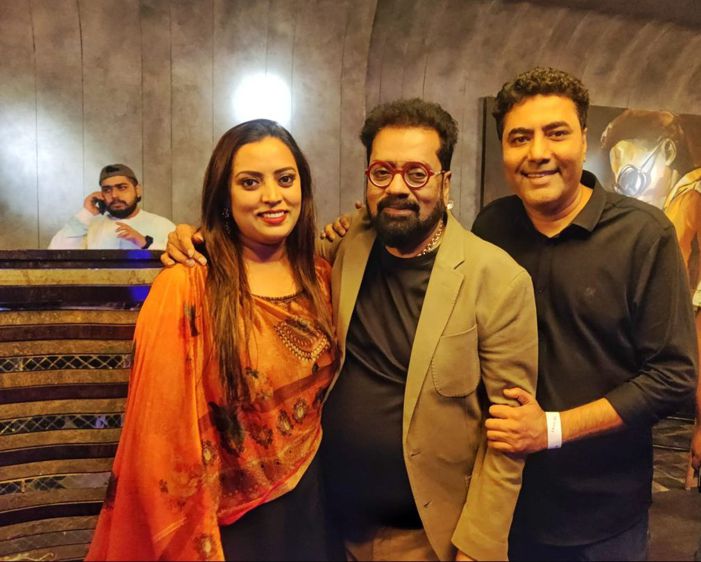 Namrata Gupta Khan and Rabbani Ghulam Mustafa Khan with Padmashri Hariharan Anantha Subramani